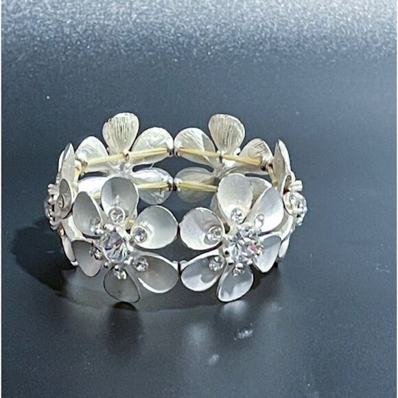 Beautiful Flower & Rhinestone Stretch Bracelet - Picture 1 of 3